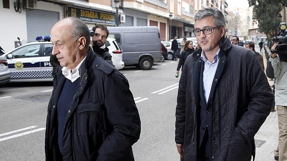 El concejal del PP en el Ayuntamiento de Valencia, Cristóbal Grau (d), y el exedil, Francisco Lledó. 