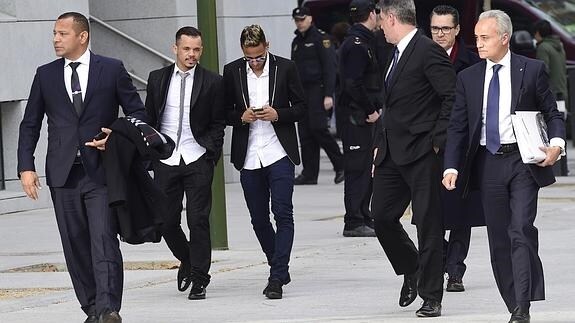Neymar acude con varios acompañantes a los juzgados. 