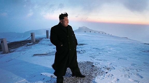 Kim Jong-un contempla el amanecer desde el monte Paektu, en Corea del Norte.