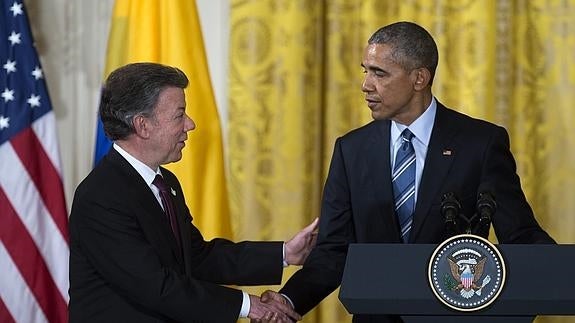 El presidente de Estados Unidos, Barack Obama (d), se reúne con el presidente de Colombia, Juan Manuel Santos (i).