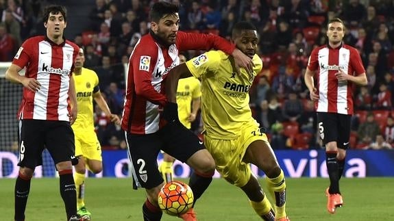 Bóveda (i) pelea un balón con Bakambu (d). 