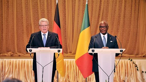 El presidente alemán, Joachim Gauck, junto a su homólogo malí, Ibrahim Boubacar Keita.