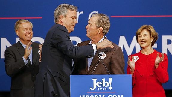 El expresidente  y su hermano Jeb en un evento en la ciudad de North Charleston. 