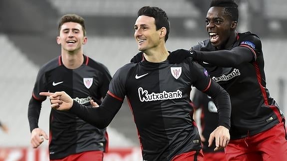 Aduriz (c) celebra su gol. 