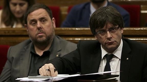 El presidente de la Generalitat, Carles Puigdemont (d), y su vicepresidente, Oriol Junqueras.