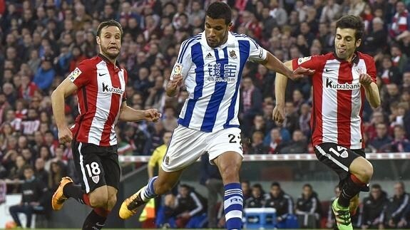 Jonathas (c), durante el partido ante el Athletic. 