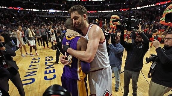 Kobe Bryant y Pau Gasol se abrazaron tras el partido. 