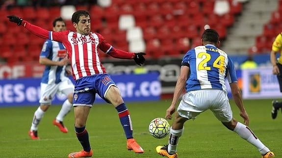 Duarte, lucha por el balón.  