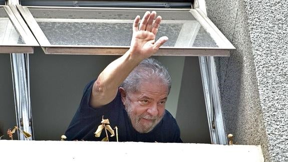 Lula saluda a sus simpatizantes tras quedar en libertad.