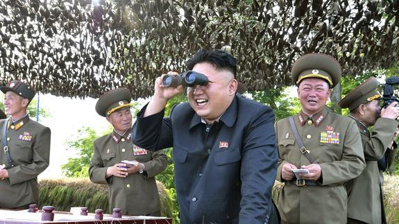 Kim Jong-un supervisa unas maniobras militares.