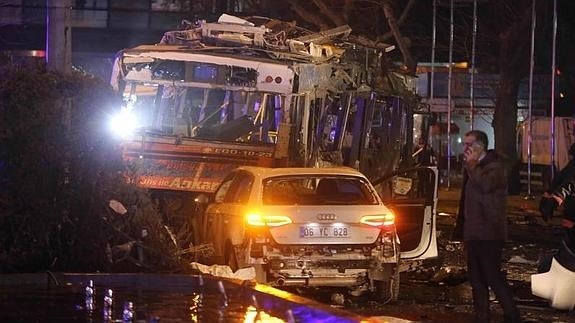 Un autobús, calcinado tras el atentado. 