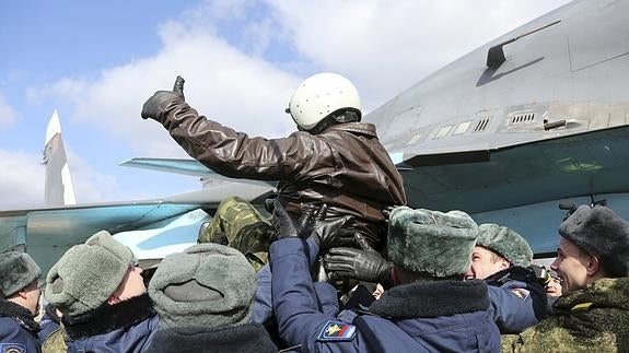 Uno de los pilotos que han participado en la campaña es recibido en la base militar de Voronezh. 