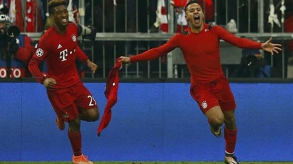 Coman (i) y Thiago (d) celebran un gol ante la Juventus. 