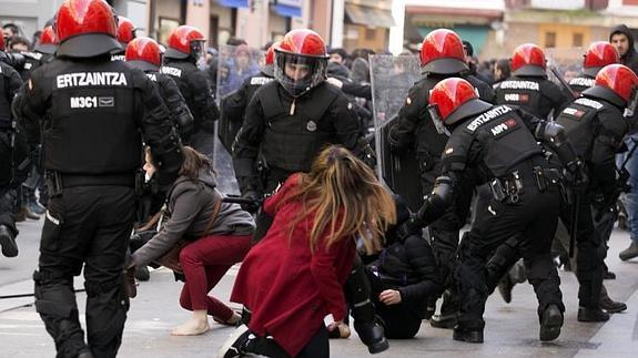 La Ertzaintza ha detenido a ocho personas en los altercados. 