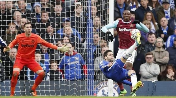 Cesc Fàbregas remata ante el West Ham. 