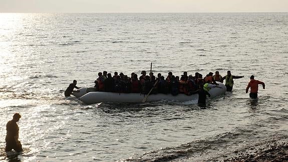 Refugiados llegan hoy a la isla de Lesbos.