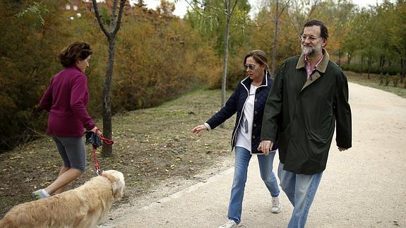 Rajoy y su mujer Elvira, dando un paseo. 