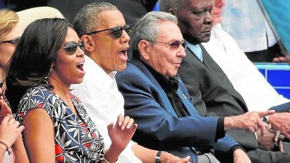 Barack Obama y Raúl Castro, durante el partido de béisbol.