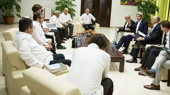 John Kerry, durante su reunión con delegados de las FARC. 