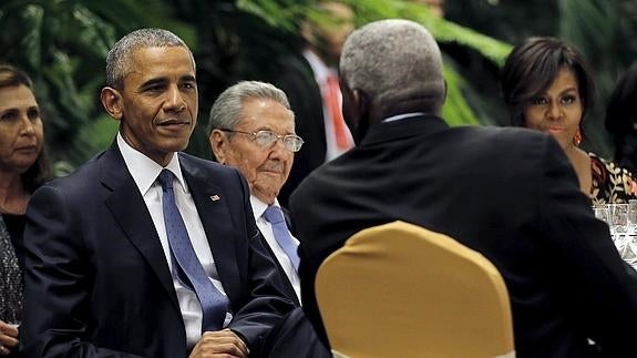 El matrimonio Obama, junto a Raúl Castro, durante la cena. 