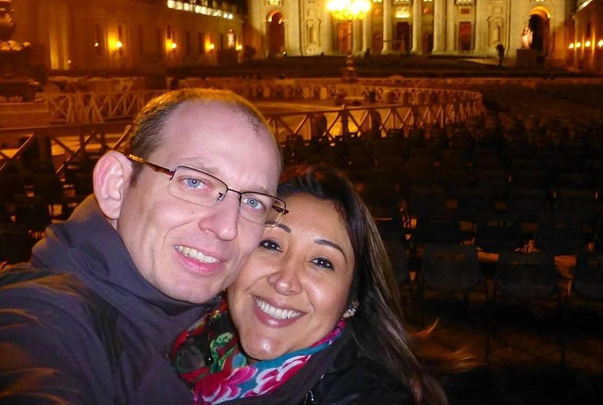 Almudena Tapia, junto a su esposo.