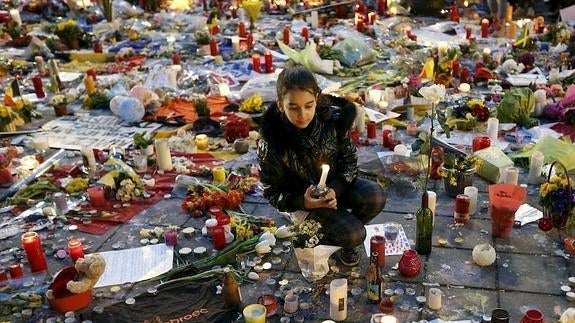 Flores y velas en la Plaza de la Bolsa de Bruselas.