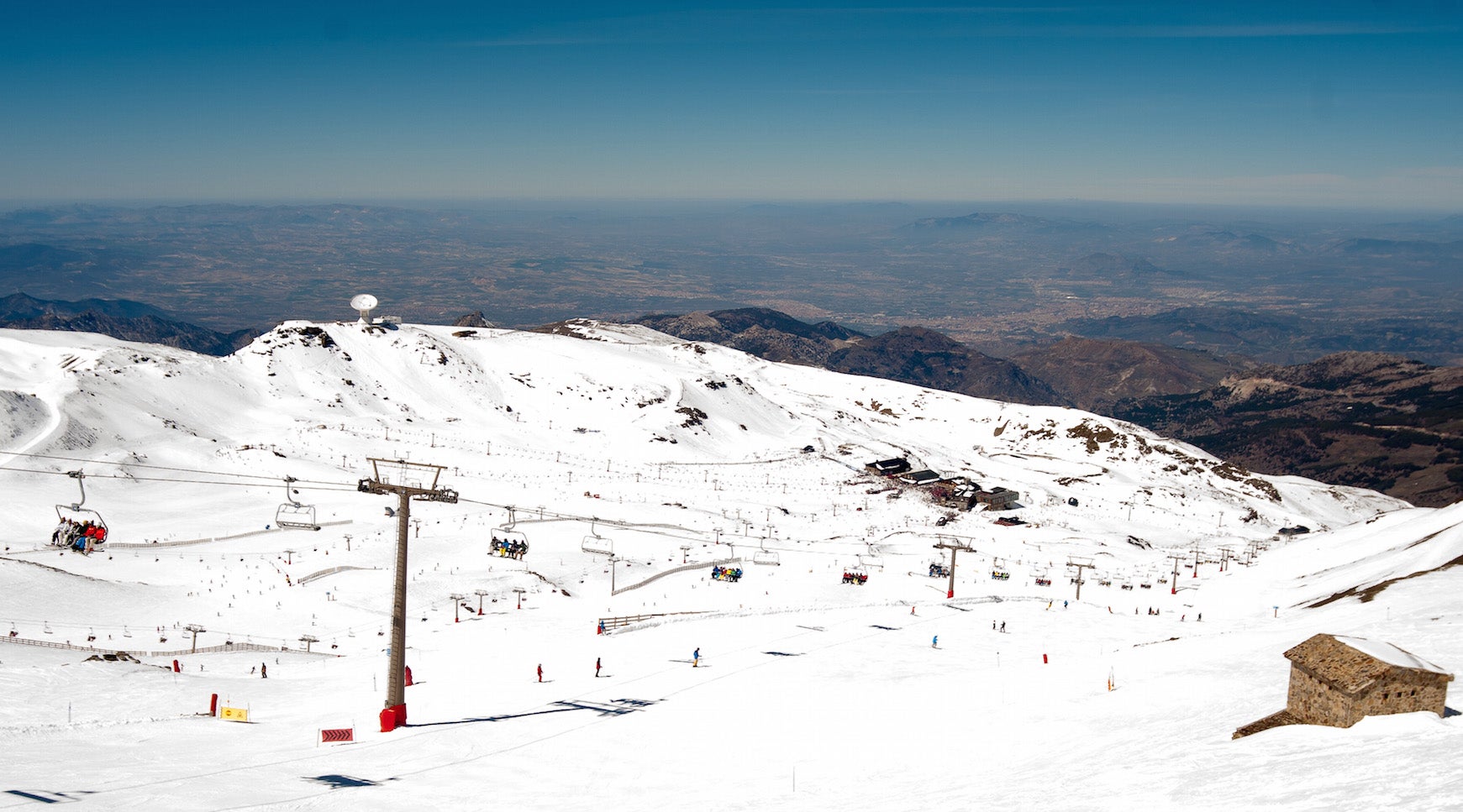 Dominio de Sierra Nevada completamente nevado