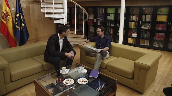 Sánchez e Iglesias, en un momento de su encuentro. 