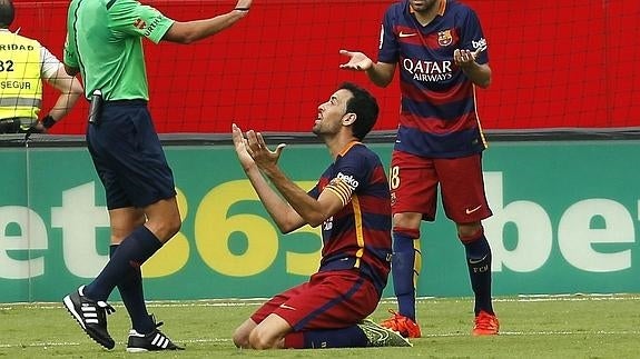 Busquets reclama al árbitro. 