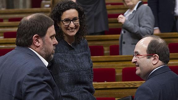 El lider del PSC, Miquel Iceta, conversa con el vicepresidente de la Generalitat, Oriol Junqueras, y la portavoz de JxS, Marta Rovira. 