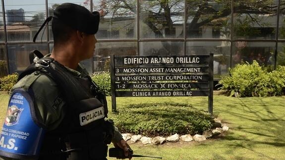 Un policía vigila la sede de Mossack Fonseca. 