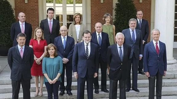 Rajoy posa con trece de sus ministros en julio de 2015. 