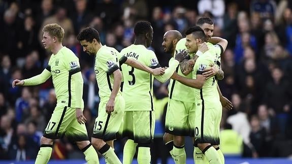 Agüero, felicitado por sus compañeros. 