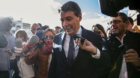 Ignacio González, a su llegada al juzgado de Estepona. 