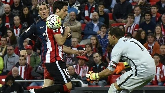 Etxeita protege el balón ante Fernando Torres. 