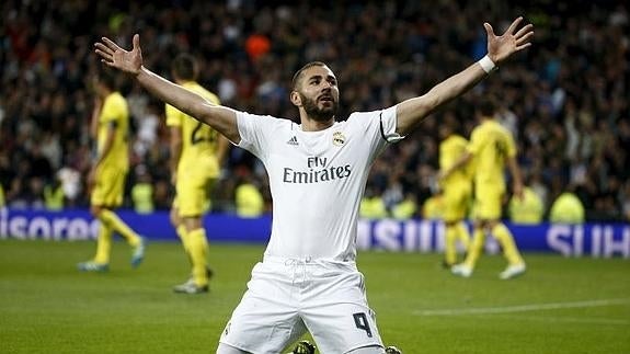 El madridista Karim Benzema celebra su gol ante el Villarreal. 