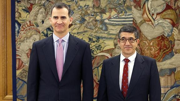 Felipe VI y Patxi López, durante su encuentro en Zarzuela.