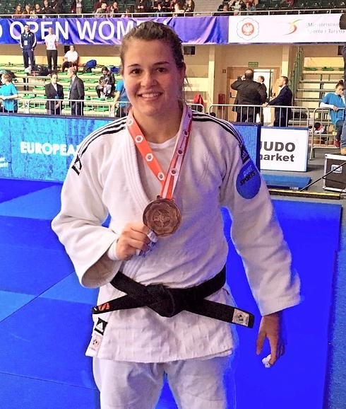 Talarn muestra una medalla conseguida en el Open de Varsovia. 