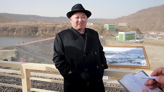 Kim Jong-Un, visita una planta de energía.