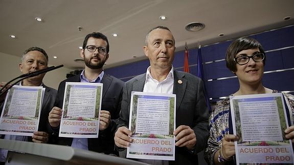 El portavoz de Compromís en el Congreso, Joan Baldoví, junto con su equipo. 