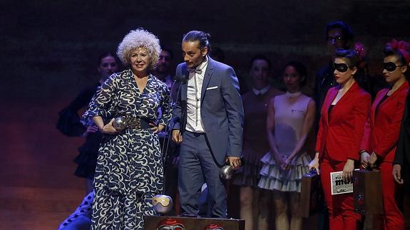 Los coreógrafos Rosangeles Valls y Toni Aparisi (d) agradecen el premio a la Mejor Coreografía por el espectáculo 'Pinoxxio'.