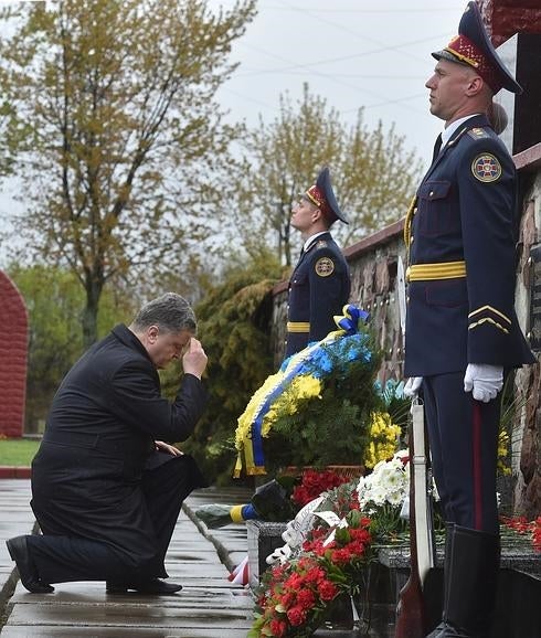 El presidente de Ucrania, Petró Poroshenko, durante el acto de homenaje. 