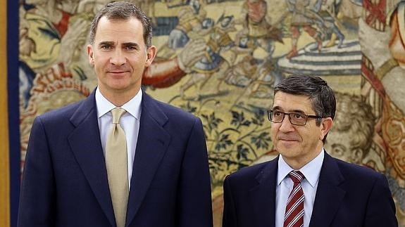 El rey Felipe VI, junto al presidente del Congreso, Patxi López.