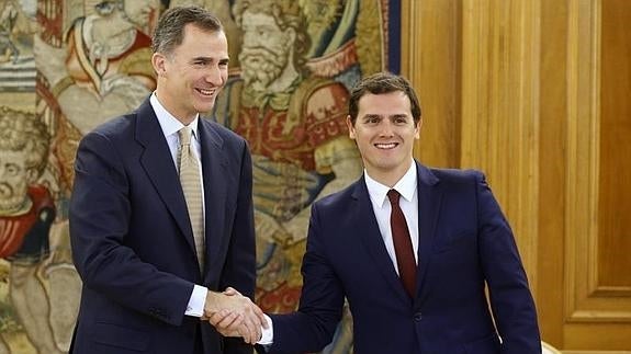 Felipe VI, saludando a Albert Rivera.