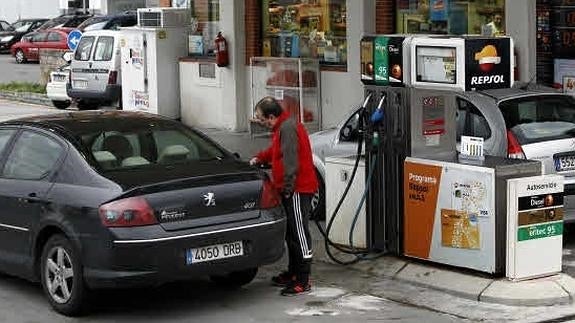 Coche repostando en una gasolinera. 