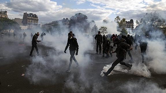 Un grupo de manifestantes se enfrentan a la Policía durante una manifestación en París contra la reforma laboral.