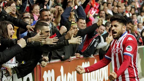 Carmona celebra el primer gol sportinguista con la grada de El Molinón.