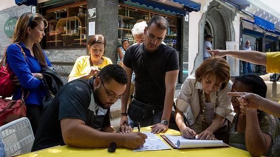 Varios venezolanos firman a favor del proceso revocatorio contra Maduro.