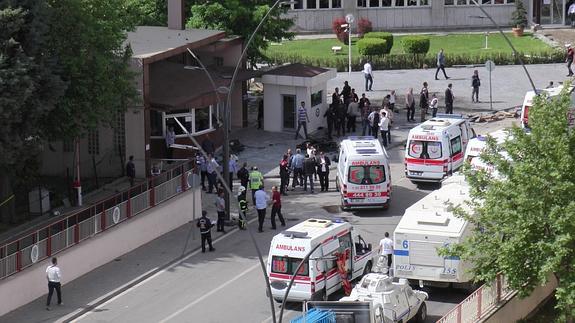 Agentes de Policía y efectivos sanitarios junto al lugar del atentado, en Gaziantep.