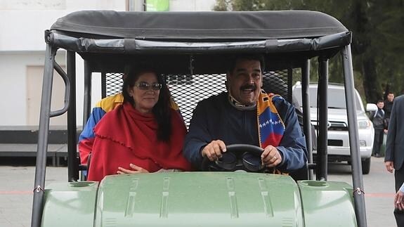 Maduro junto a su esposa. 